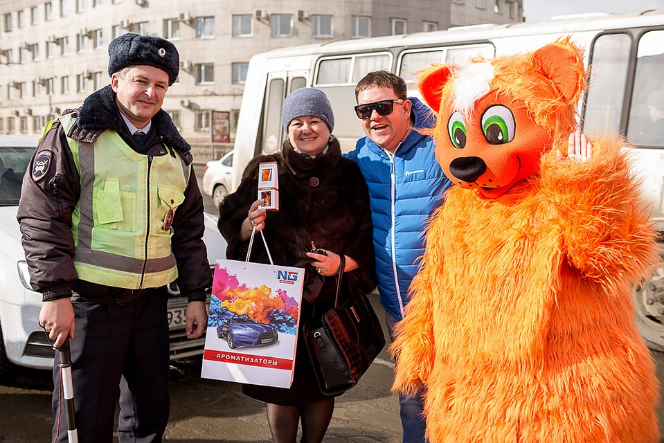 Челябинских автомобилисток поздравили с 8 Марта Фото: Валентина ВАГАНОВА