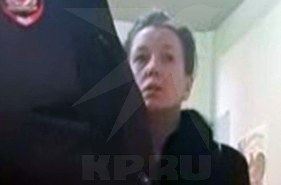 Мать девочки в лифте с полицейским. Фото предоставлено КП очевидцем