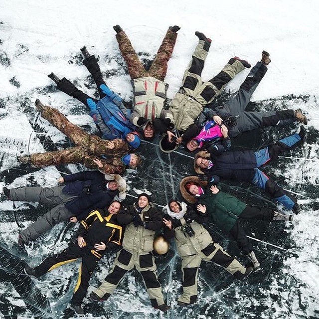 Эмоции через край, фото на память: «снежинка» участников команды Follow Up Siberia загорает на льду Енисея! Фото: Follow Up Siberia