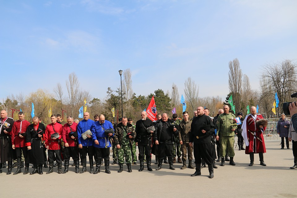 Участники турнира начали соревнование с молитвы. Фото: Галина КОВАЛЕНКО