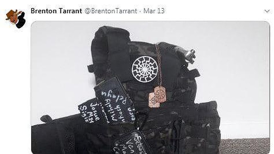 Перед терактом Брентон Таррант разместил в Твиттер фото своей экипировки, украшенной неонацистскими символами