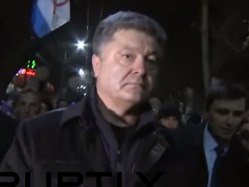 По улицам Симферополя Порошенко сопровождала толпа. Люди кричали: Вон из Крыма! Крым - Россия! Фото: Скриншот YouTube