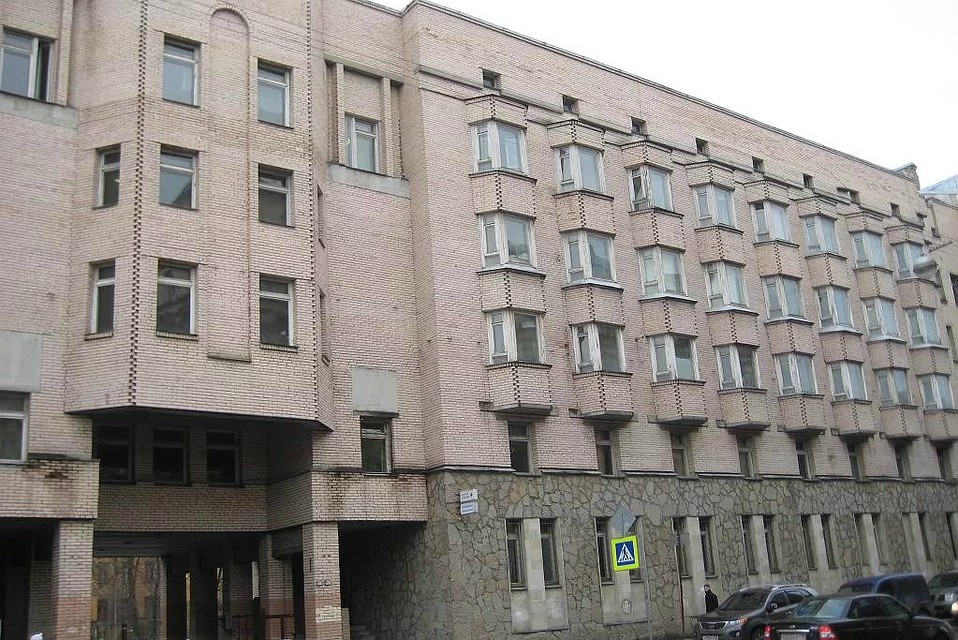 Трещины в здании появились пятнадцать лет назад. Фото: Администрация Центрального района Петербурга
