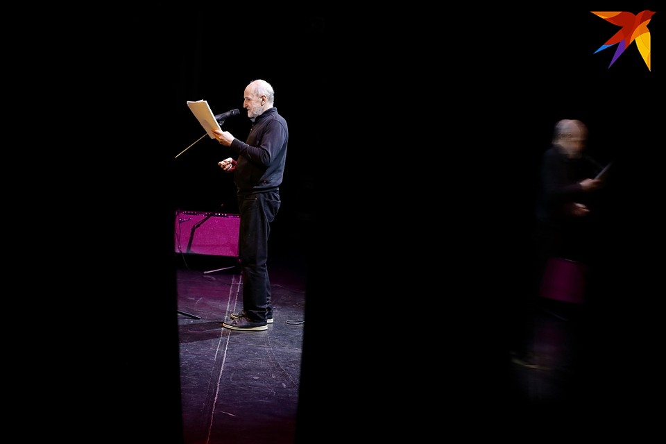 Артист пожаловался, на проблемы со зрением, но свои тексты читал без очков. Фото: Святослав ЗОРКИЙ