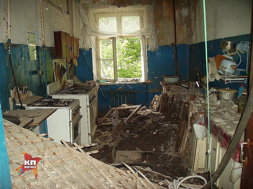 Вот так кухня выглядела после обрушения потолка. Фото: Анастасия КУДРЯШОВА