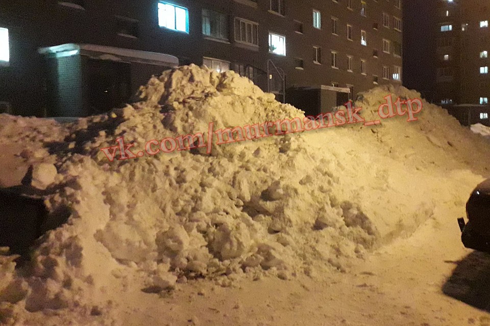 Горы снега из мурманских дворов будут вывозить под чутким рукоовдством главы региона. Фото: Мурманск ДТП ЧП