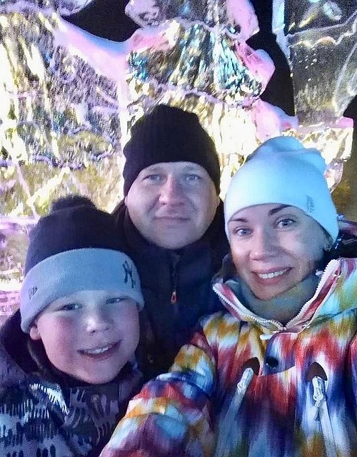 Это последнее совместное фото мальчика с родителями. Фото: личный архив семьи Никулиных