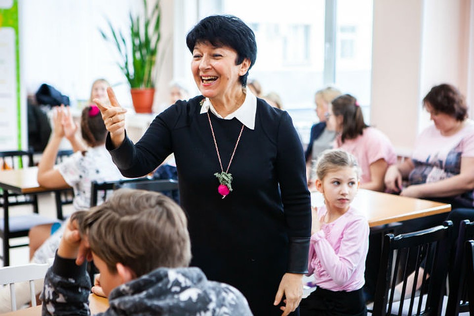 Композитор Марина Ланда не только прочитала сказку, но и спела маленьким пациентам. Фото: Андрей ГАШЕВ