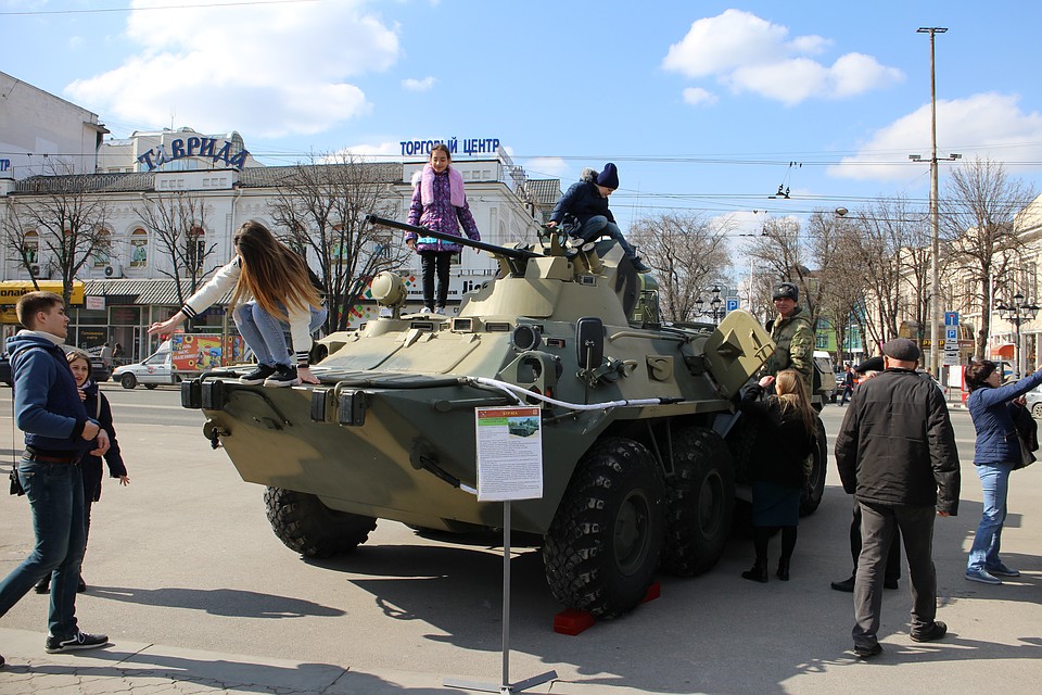 Военная техника всегда привлекает внимание Фото: Галина КОВАЛЕНКО