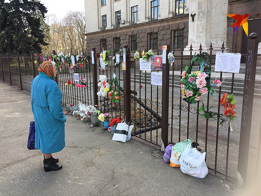 У Дома профсоюзов люди простояли час. Положили цветы и разошлись...Фото Анастасия МАТВЕЕВА