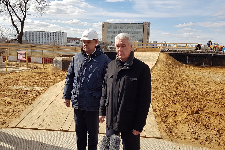 Мэр Москвы Сергей Собянин осмотрел ход строительства путепровода через железнодорожные пути МЦК. Фото: Алиса ТИТКО
