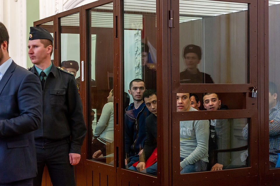Обвиняемых поместили в «клетку» Фото: Олег ЗОЛОТО