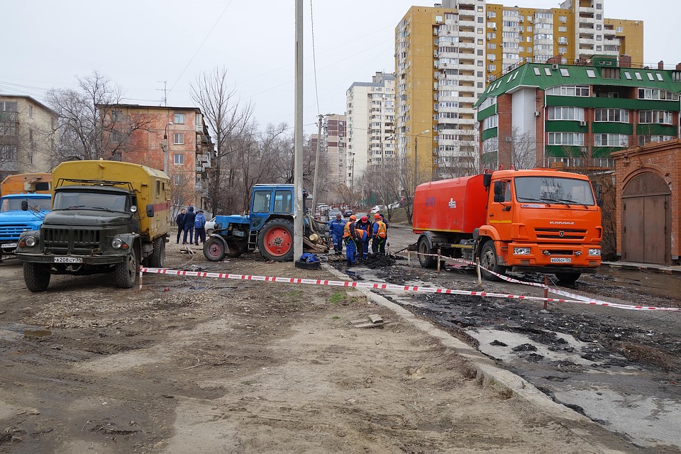 Канализационные стоки затопили целую улицу. Коммунальщикам пришлось сутки устранять засор. Фото "Концессии водоснабжения".