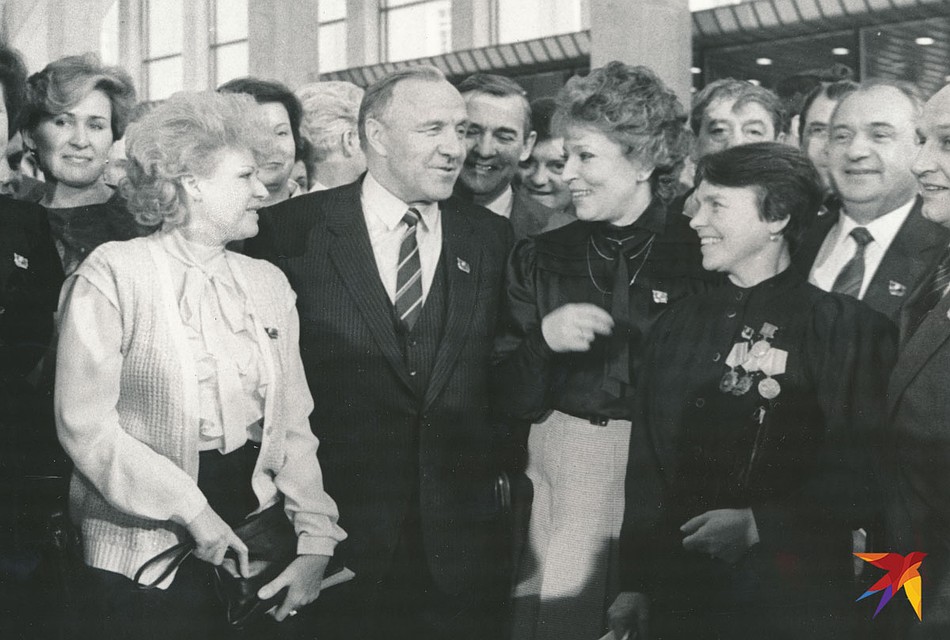 С актером Михаилом Ульяновым в кулуарах ХХVII съезда КПСС (1986 год).Фото: из личного архива В. Матвиенко