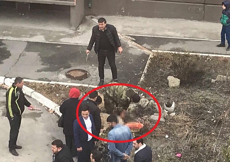 На кадрах можно увидеть, что мимо места бойни проходят дети. Фото: Новосибирская служба эвакуации «АСТ-54»