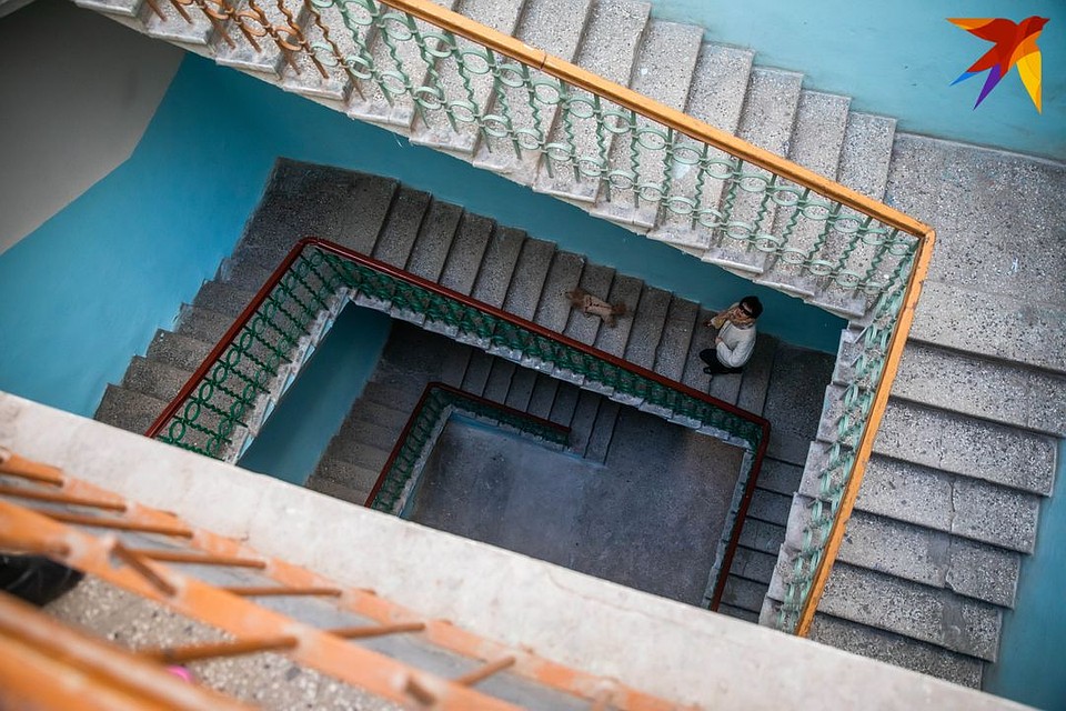 Лестницы в доме высокие, а перила покрашены в разные цвета. Фото: Павел МАРТИНЧИК