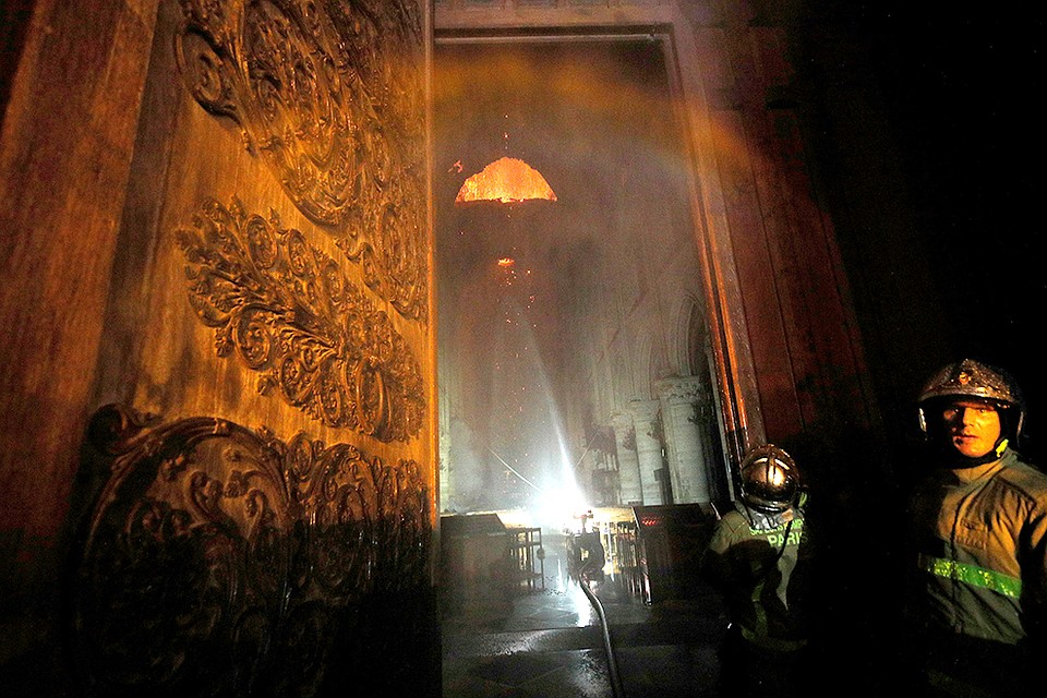 Пожарные пытаются спасти один из символов Франции. Фото: REUTERS