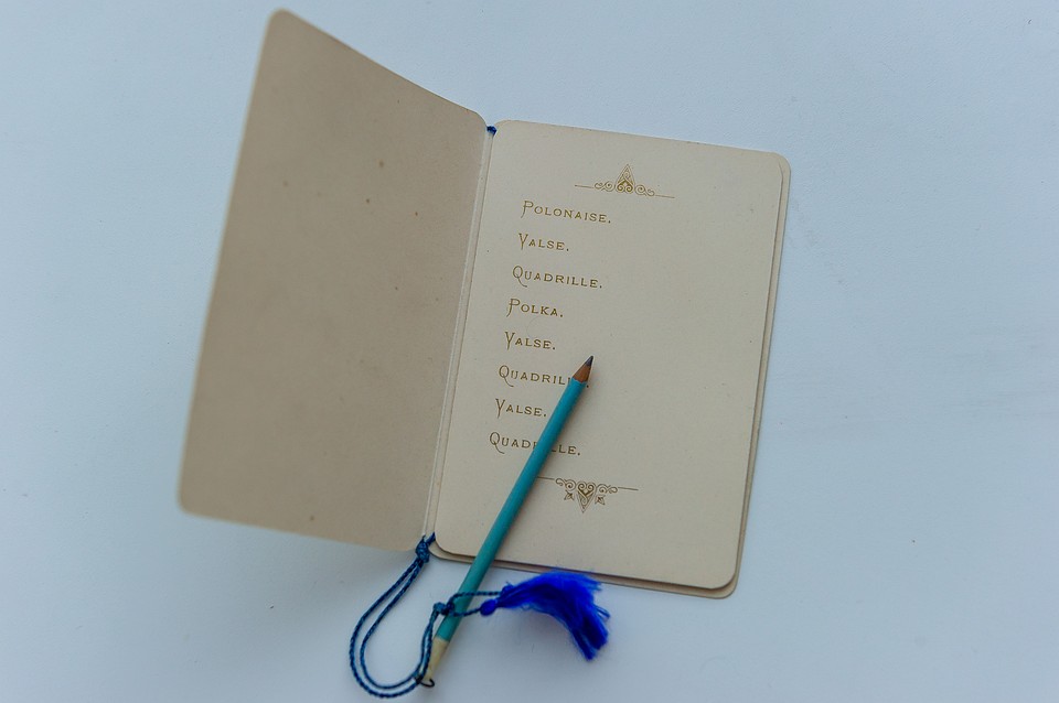 Девичья память коротка, а такая книжечка помогала не забыть, кому дама обещала полонез, а кому – вальс Фото: Олег ЗОЛОТО