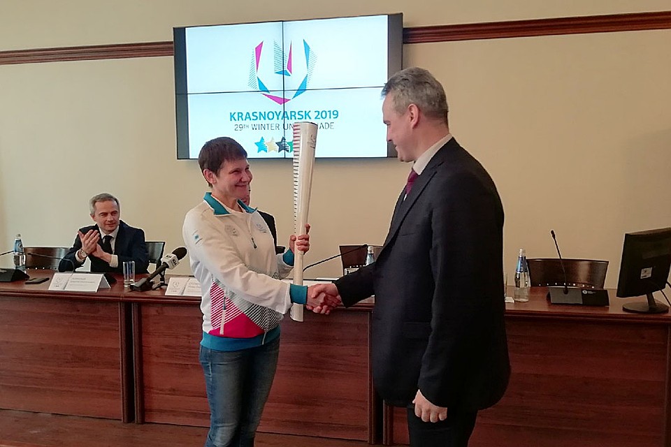 Факелы эстафеты огня зимней универсиады подарили Барнаулу Фото: Анна СЕМИНА