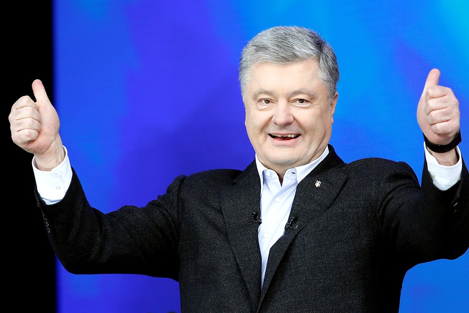 Петр Порошенко приветствует своих сторонников на стадионе. Фото: REUTERS