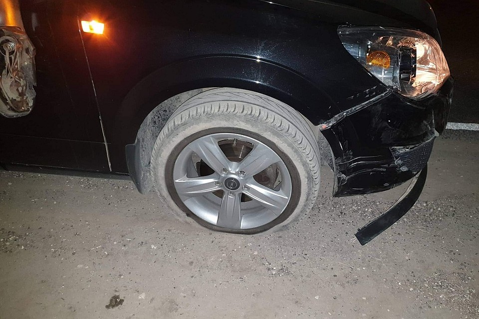 Причиной аварии под Псковом водитель называет лопнувшее колесо. Фото очевидцев.