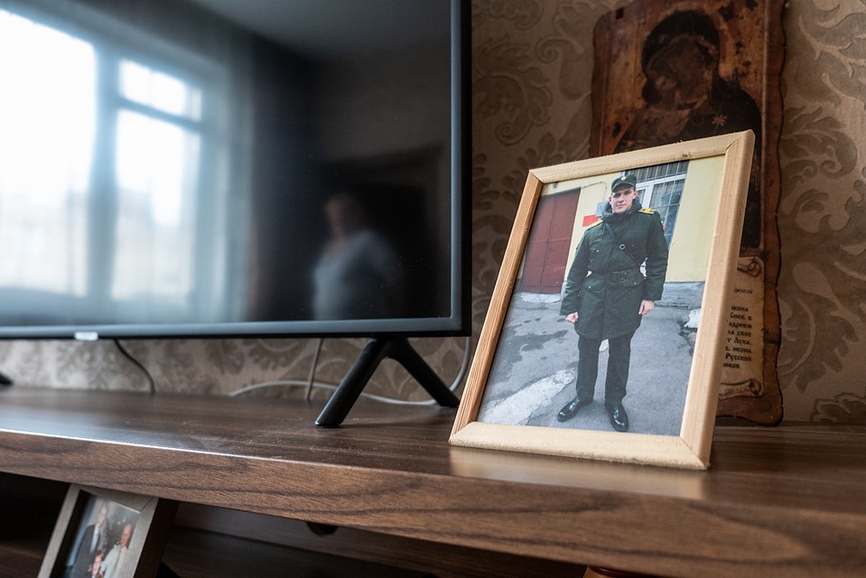 На полках в квартире у Голиковых много икон и Мишиных фотографий Фото: Светлана ШУВАЕВА
