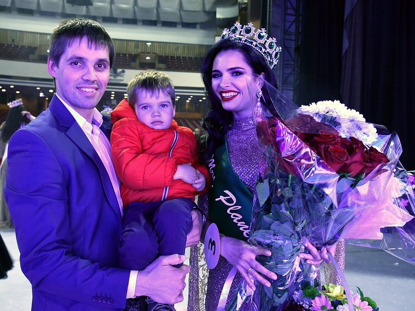 Радость победы с Анной Лукьяновой разделили ее родные. Фото: Галина КОВАЛЕНКО