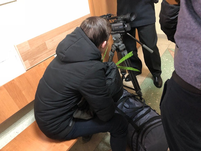 Родители принесли в зал суда сумки с вещами своих детей