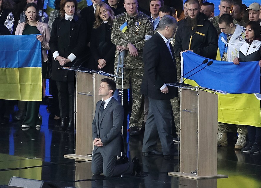Владимир Зеленский встал на колени перед избирателями Украины во время дебатов 19 апреля. Фото: REUTERS