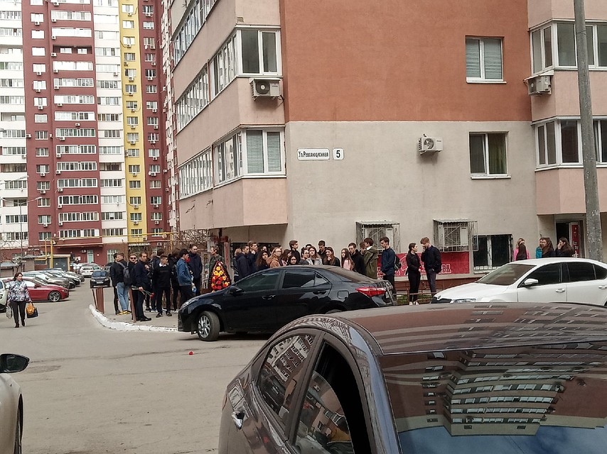 Во дворе, где жил Жора, с самого утра начали собираться его одноклассники Фото: Мария ШЕСТЕРИКОВА