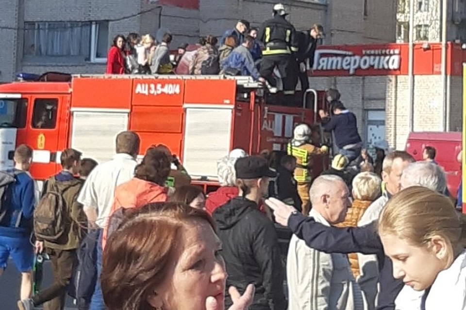 Пассажиров автобуса пришлось доставать через люк и вывозить на пожарной машине. Фото: vk.com/spb_today