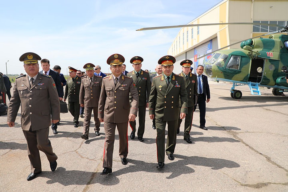 Церемонию возглавили начальник Генштаба Вооруженных Сил КР, генерал-майор Райимберди Дуйшенбиев и министр обороны РФ, генерал армии Сергей Шойгу. Фото: Пресс-служба Генштаба КР