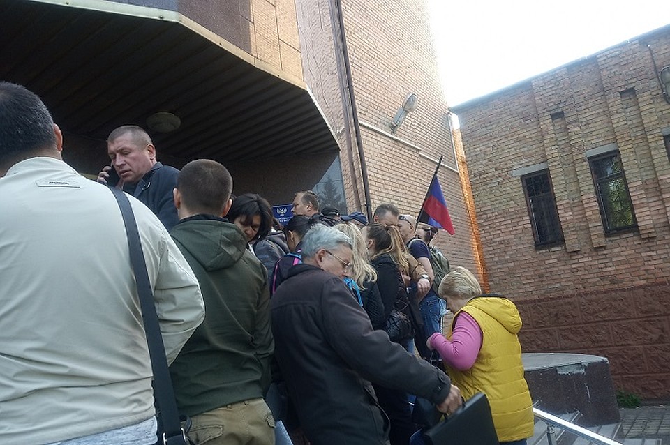 За час собирается человек 50, а к открытию Миграционной очередь разрослась до сотни Фото: Никита МАКАРЕНКОВ