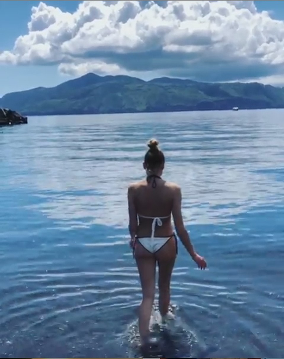 Любовь решила искупаться на Сицилии в Тирренском море. Фото: кадр видео.