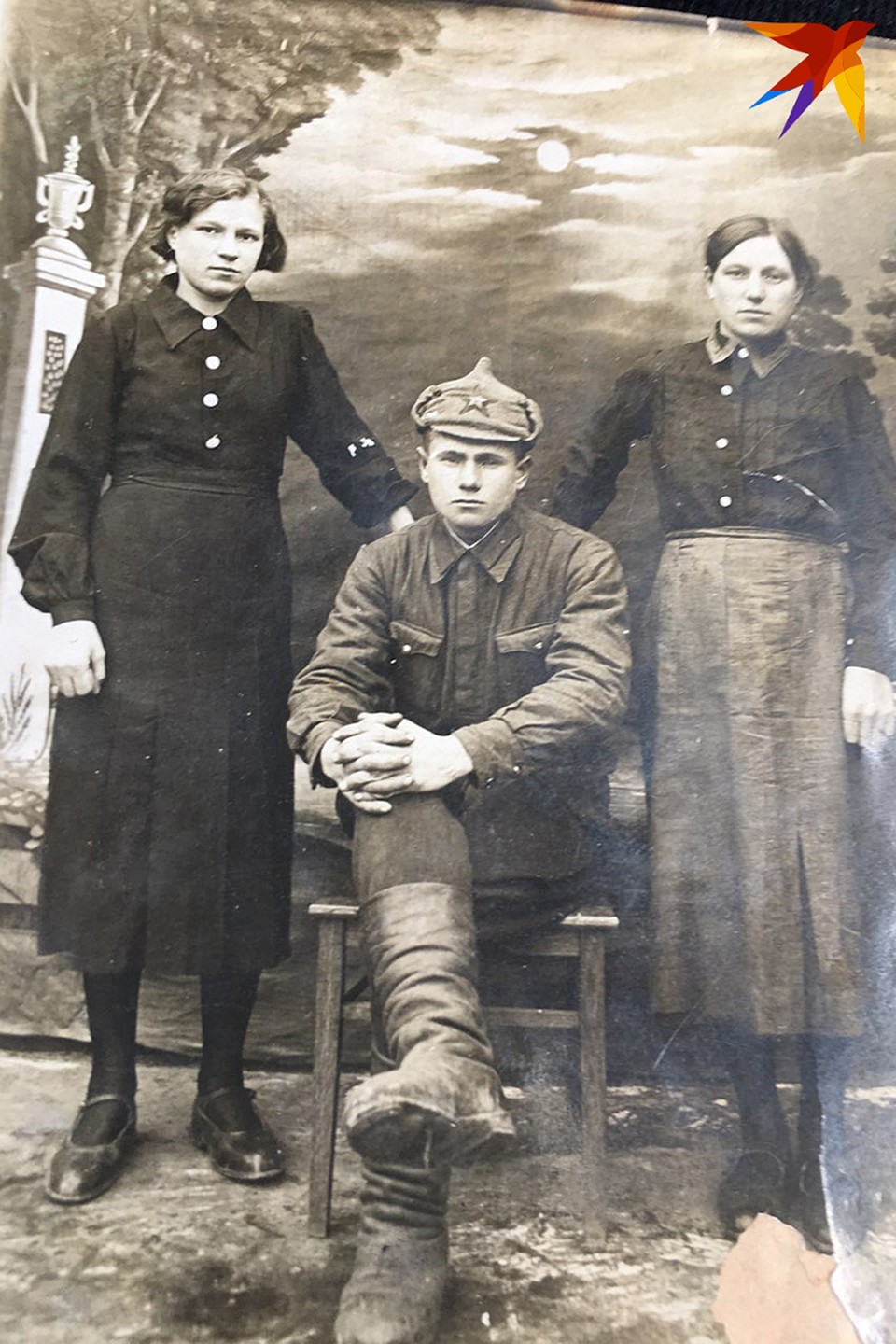 Дмитрий Климушкин с сестрами в 1941 году. Он должен был демобилизоваться со срочной службы, но началась война и увидеться с родственниками молодой человек смог только приехав на родину за пополнением. Фото: из семейного архива.