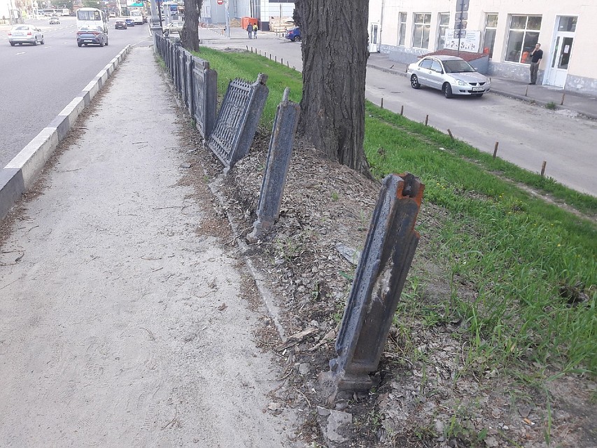 В другом месте забора и вовсе след простыл. Фото: Анна ГРЕБЕНКИНА