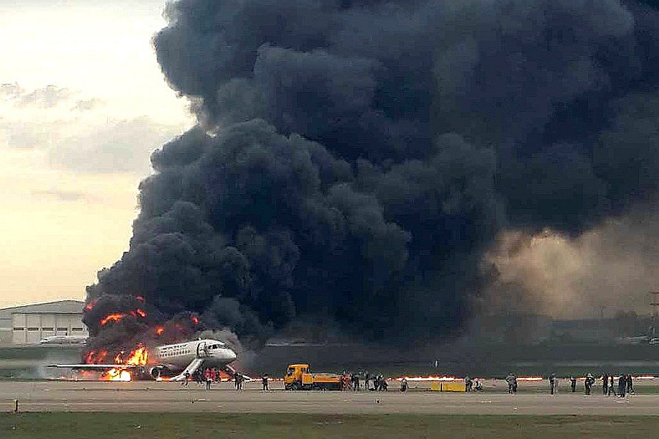 Самолет вспыхнул после приземления в аэропорту Шереметьево Фото: REUTERS