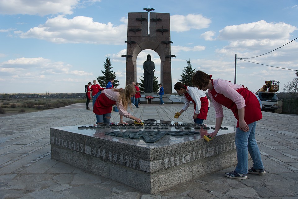 В этот раз приводить в порядок памятник приехали из компании "МТС" Фото: Валерий ГРИГАНОВ