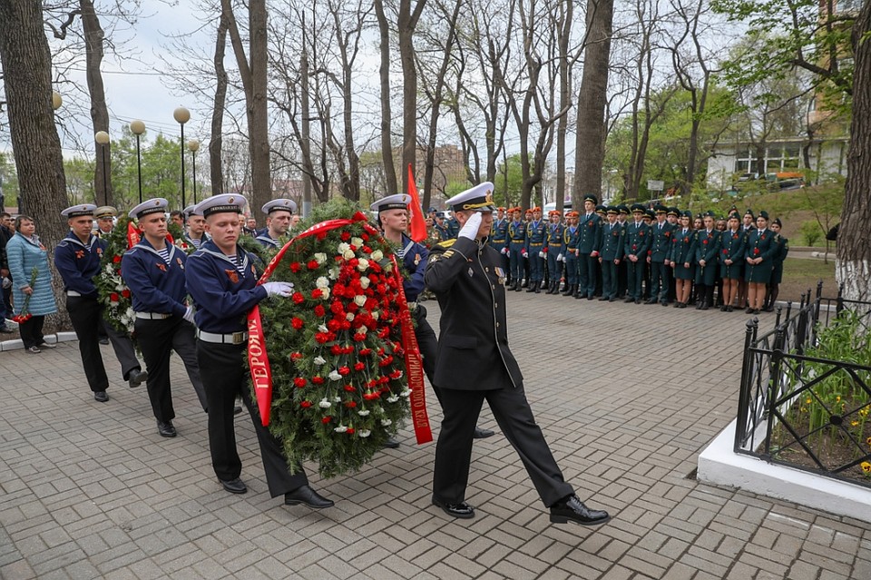 Возложение венков. Фото: Игорь Новиков, администрация Приморского края