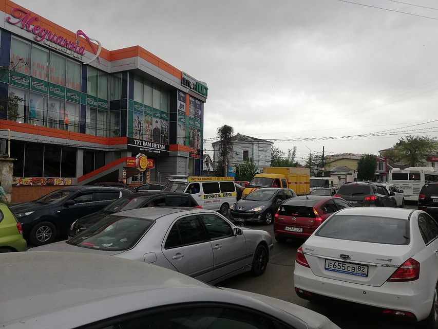 Автомобилисты уже сто раз пожалели, что не пошли на работу пешком. Фото: Анастасия КУРДЮКОВА