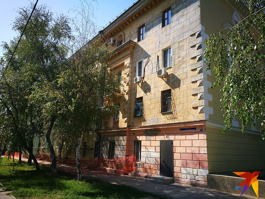 Со стороны улицы после войны фасад перестроили. Фото: Инна ШЕРЕМЕТЬЕВА
