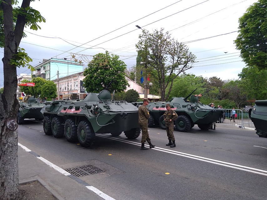 Военные ждут команды, чтобы завести боевые машины. Фото: Галина КОВАЛЕНКО