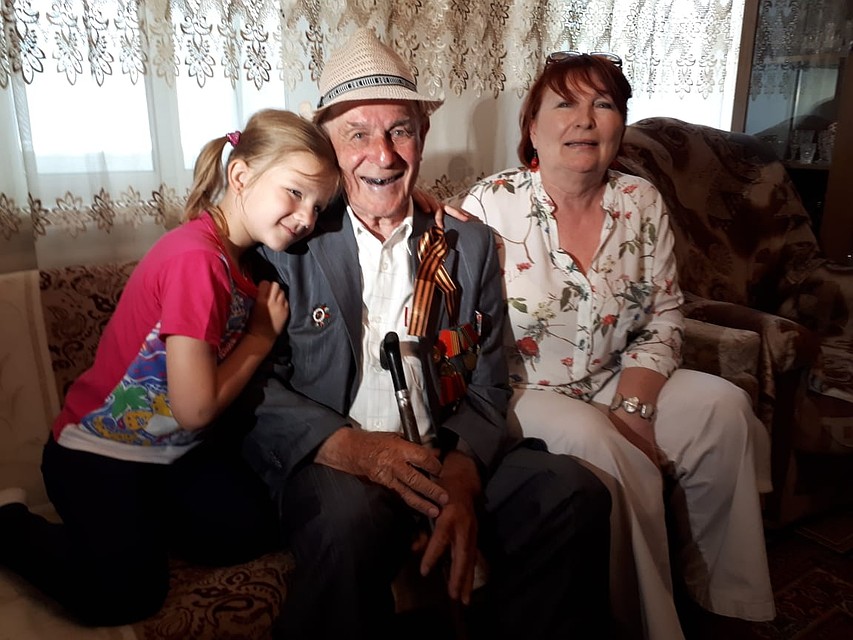 Ветеран со своими близкими. Фото: управление информполитики правительства РО.