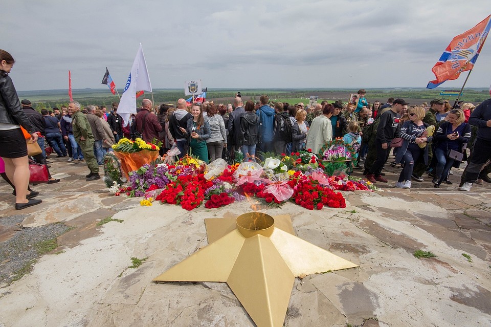На Саур-Могиле в Донбассе прошел десятитысячный митинг в честь Дня Победы. Фото: Андрей ТРУБЕЦКИЙ