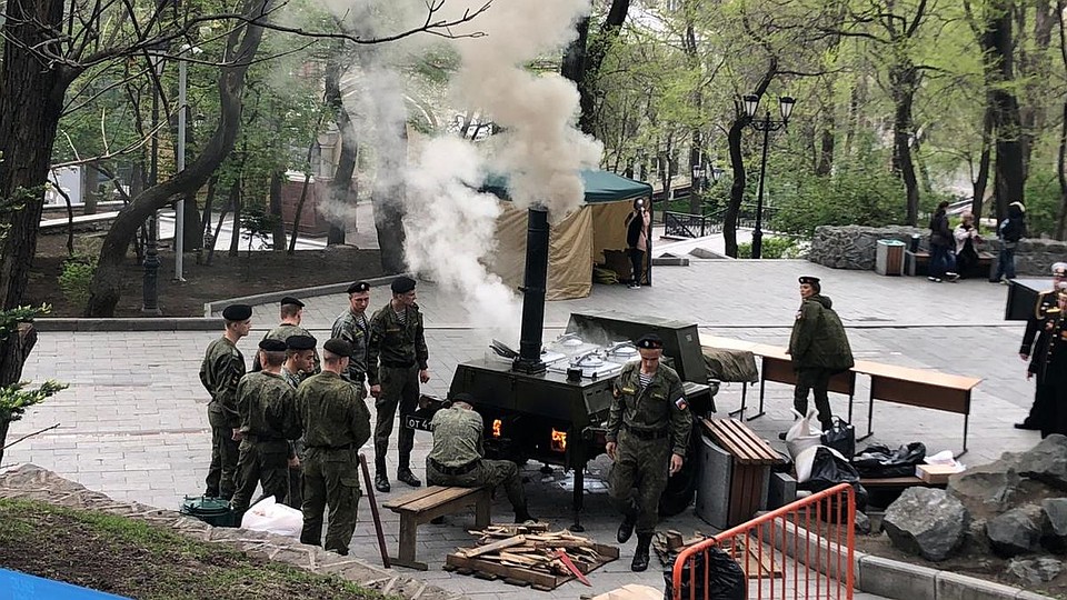 В Адмиральском сквере развернулась полевая кухня Фото: Александра ШОПЕНКО
