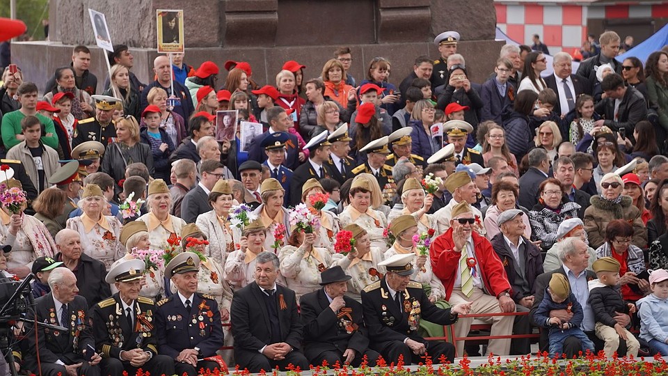 Центральная трибуна с самыми почетными гостями праздника – ветеранами Фото: Олег БЕЛОВ