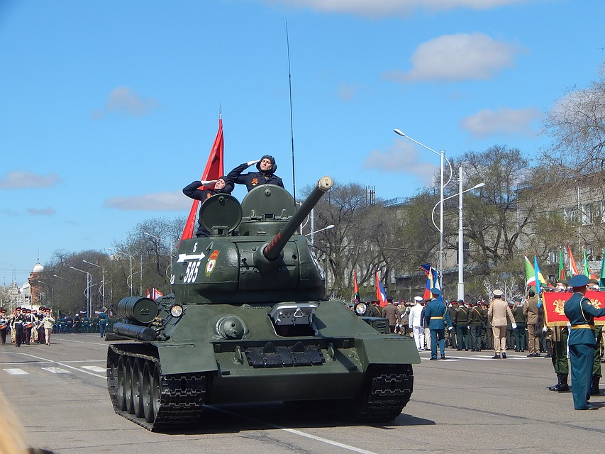 Главной «фишкой» парада в этом году стала «Боевая подруга» - танк Т-34. Фото: Юлия ГОМАН