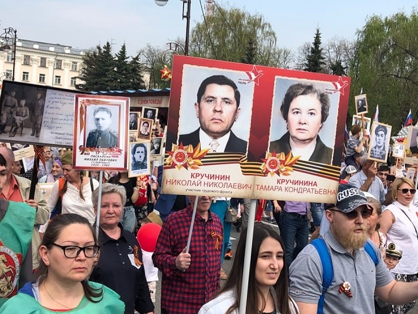 Фотграфии героев поднимаются над головами тюменцев