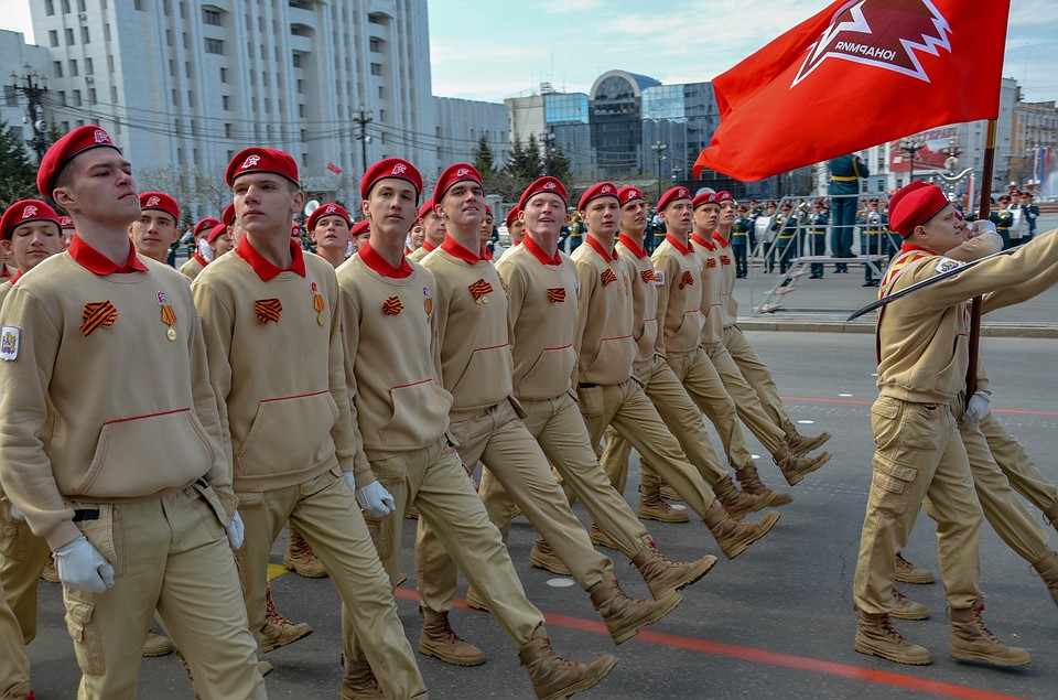 Прошлись вдоль трибун и юнармейцы Фото: Мария ИГНАТЬЕВА