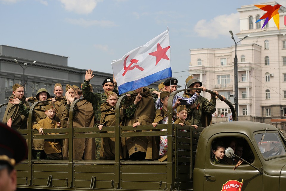 Парад в самом разгаре. Фото: Валерий ЗВОНАРЕВ